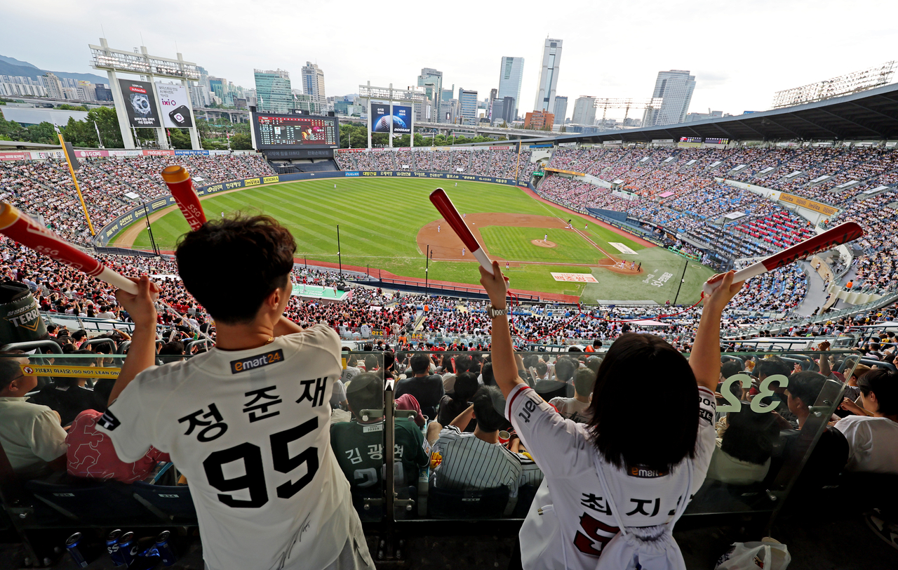 프로야구 포스트시즌이 개막하는 오는 10월부터 bet365 토토사이트 전광판에 보이스피싱 범죄 예방 홍보영상이 뜰 전망이다. [연합]