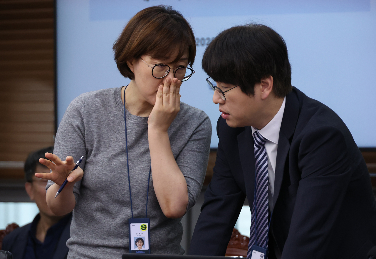 하정우 AI미래기획수석과 김현지(왼쪽) 총무sa 토토사이트이 11일 용산 대통령실에서 열린 수석보좌관회의에서 대화하고 있다. [연합]