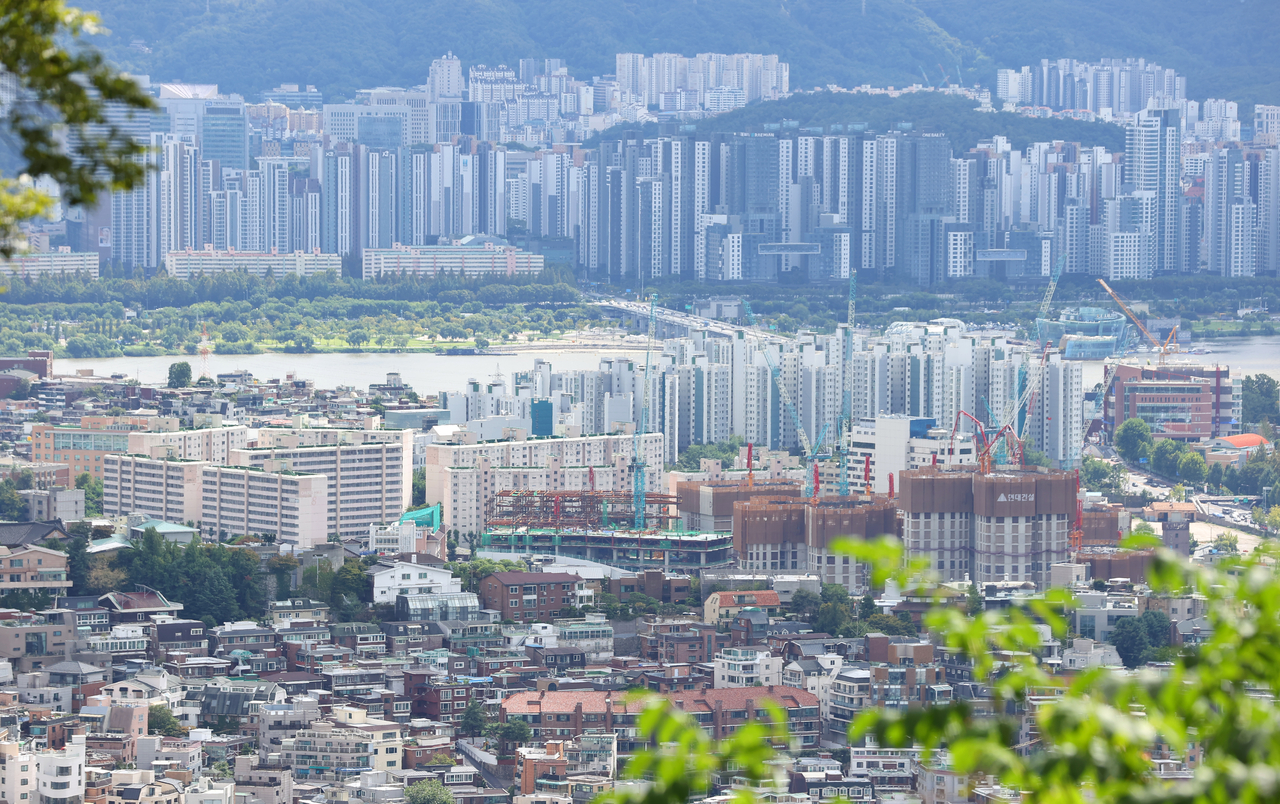 서울 남산에서 바라본 시내 아파트 단지 모습. [연합]