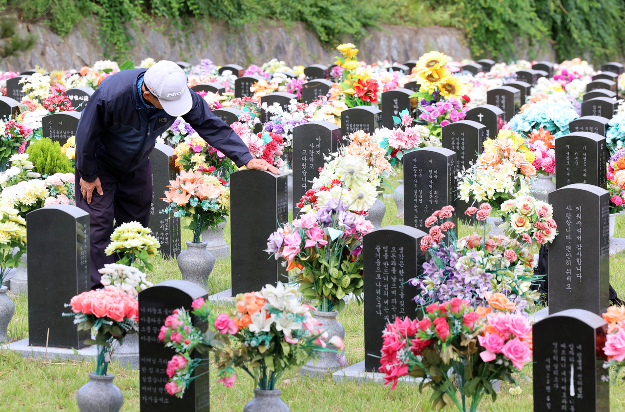 추석 연휴를 열흘 앞둔 23일 광주 북구 영락공원묘지에서 한 시민이 성묘하고 있다. [연합]