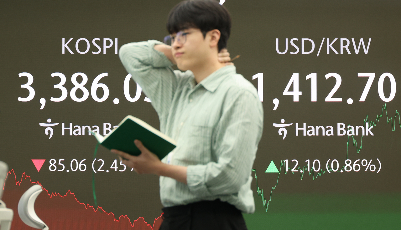코스피가 급락한 26일 서울 중구 하나은행 딜링룸 현황판에 코스피 종가와 원/달러 환율이 표시돼 있다. [연합]