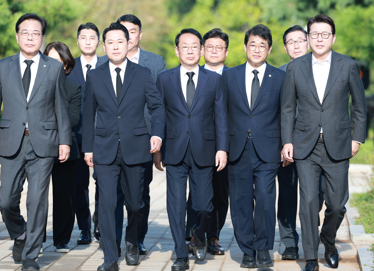마스터 토토사이트 국민의힘 대표를 비롯한 당 관계자들이 29일 오전 인천 중구 자유공원에 있는 맥아더 장군 동상을 찾고 있다. [연합]