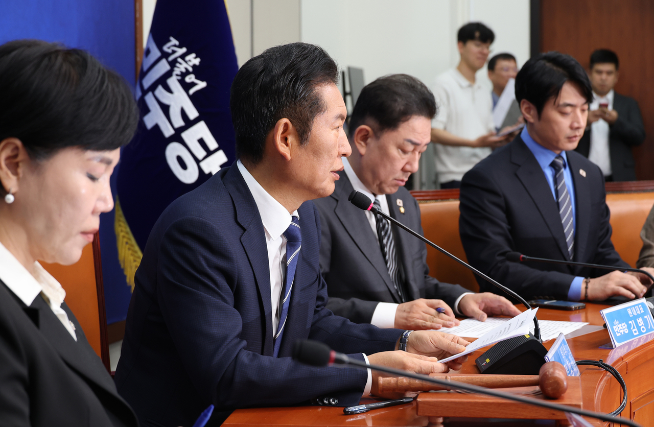 정청래 더불어민주당 대표가 29일 국회에서 열린 최고위원회의에서 발언하고 있다. [연합]