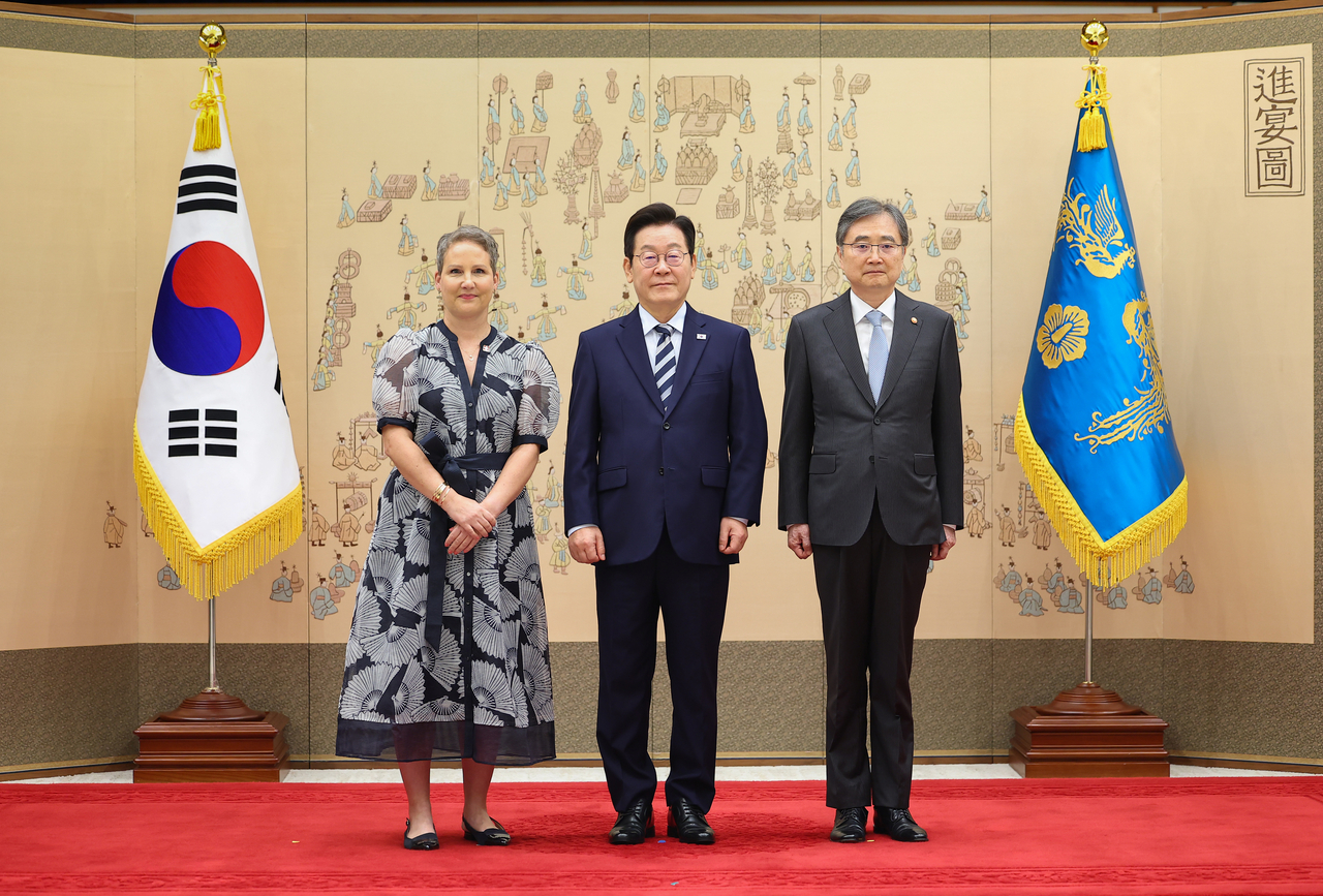 이재명 대통령이 29일 용산 대통령실에서 열린 주한토토사이트 그리스 주소 신임장 제정식에서 나딘 올리비에리 로자노(왼쪽) 주한스위스토토사이트 그리스 주소로부터 신임장을 받은 뒤 조현 외교부 장관과 함께 기념촬영을 하고 있다. [연합]