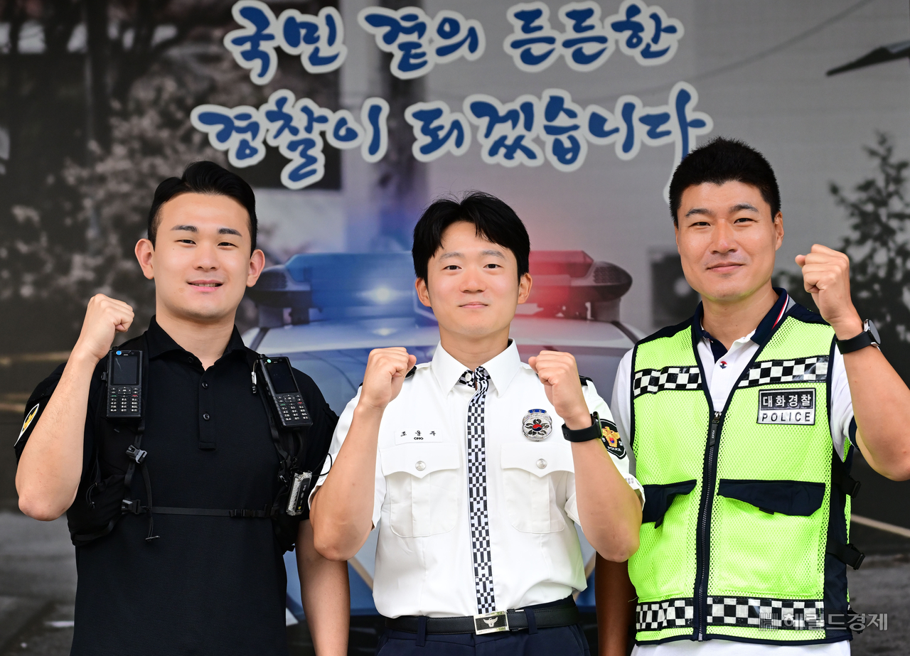 (왼쪽부터) 종로위너 토토 소속 이현준 경비과 경사, 조웅주 교통과 경장 , 정범수 정보과 경위가 18일 오전 서울 종로구 종로위너 토토에서 헤럴드경제와의 인터뷰에 앞서 포즈를 취하고 있다. 이상섭 기자