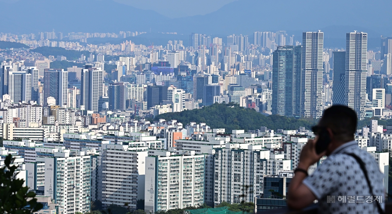 29일 서울 남산에서 내려다 본 아토토 사이트 바카라와 주택의 모습. 이상섭 기자