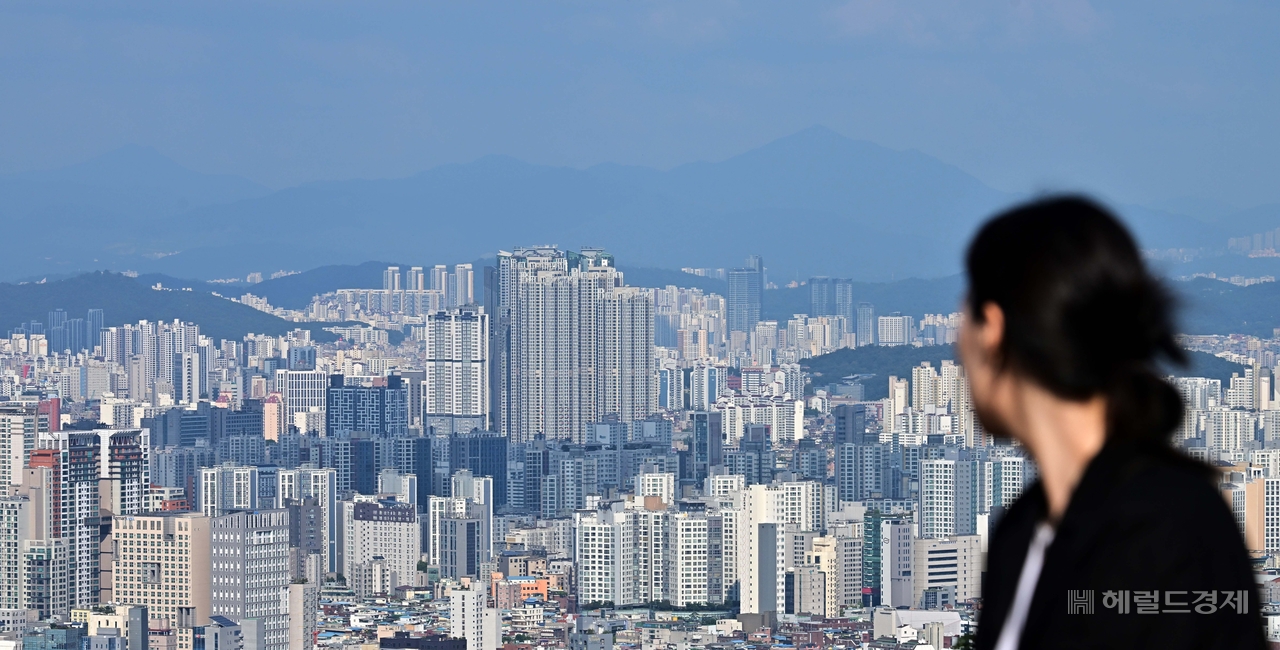 29일 서울 남산에서 내려다 본 아토토 사이트 바카라와 주택의 모습. 이상섭 기자