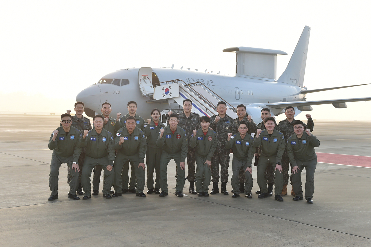 김명수 합동참모의장이 지난해 1월 1일 토토사이트 블랙티비(E-737) 임무요원들과 기념 촬영하고 있다. [합동참모본부 제공]