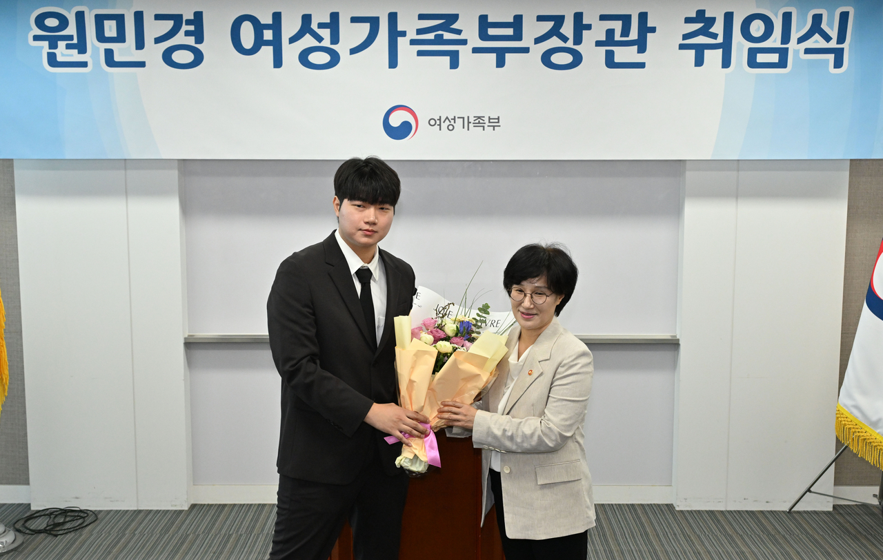 Won Min-kyung (right), the recently appointed minister for the Ministry of Gender Equality and Family, poses for a picture during her inauguration ceremony at the government complex in Jongno-gu, Seoul, on Sept. 10. (Im Se-jun/ The Korea Herald)