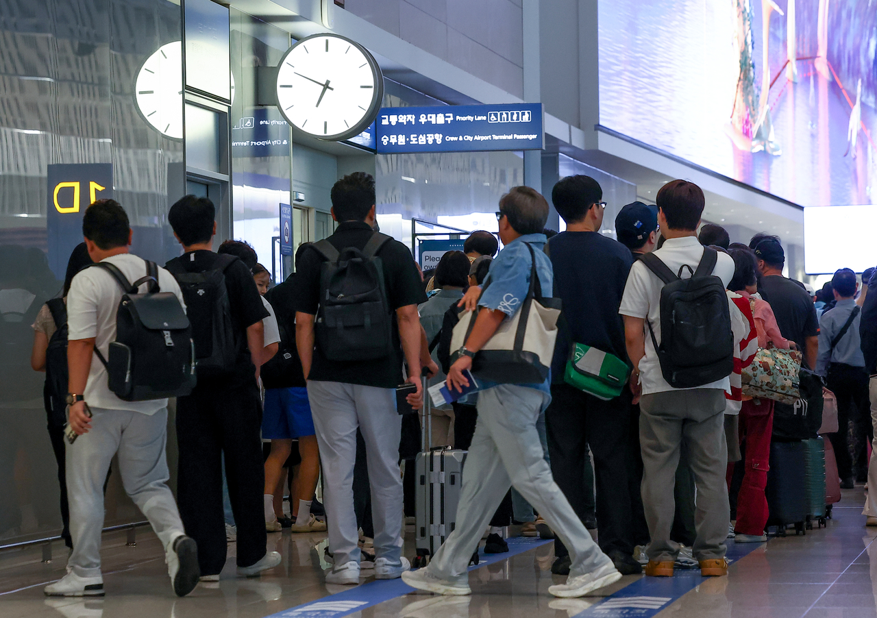 Passengers at Terminal 2 of Incheon Airport (Yonhap)