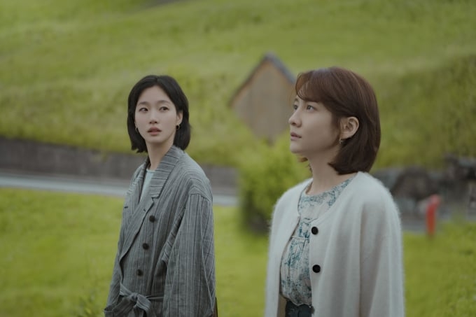 "You and Everything Else," starring Kim Go-eun (left) and  Park Ji-hyun (Netflix)