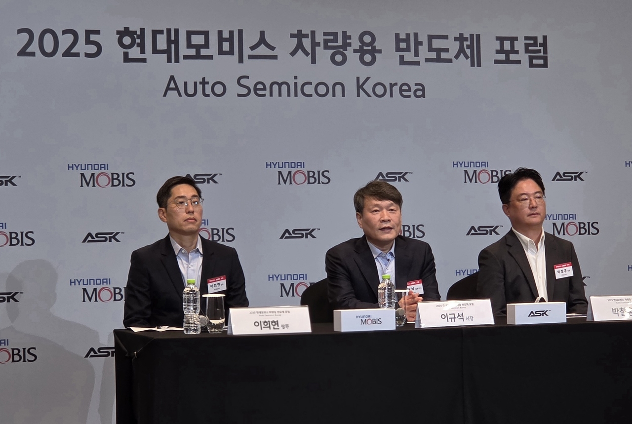 현대모비스 시스템레프레 토토사이트실의 이희현(왼쪽부터) 상무, 이규석 현대모비스 사장, 레프레 토토사이트사업담당 박철홍 전무가 레프레 토토사이트포럼에 앞서 진행된 기자간담회에서 개최 취지를 설명하고 있다. 서재근 기자