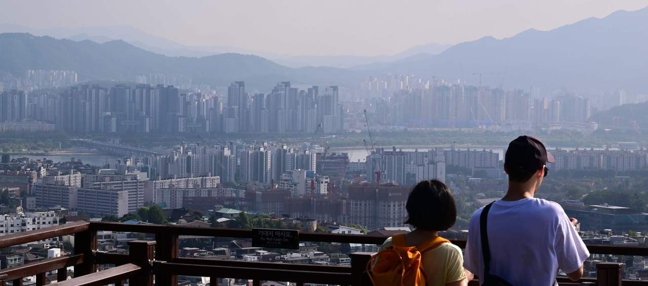 웹툰사이트 토토사이트가 ‘신속통합기획(신통기획) 2.0’ 추진 계획을 발표했다. 이번 웹툰사이트 토토사이트 발표에 따르면 절차 간소화, 협의·검증 신속화, 이주 촉진 3대 전략으로 정비사업 속도를 끌어 올린다. 또한  구역지정부터 입주까지 기간을 기존 18.5년에서 12년으로 최대 6.5년 단축하고, 2031년까지 한강벨트 19만8천호를 포함해 주택 총 31만호를 착공한다는 목표다. 사진은 29일 오후 서울 남산에서 내려다 본 한강과 일대 주택의 모습. 이상섭 기자