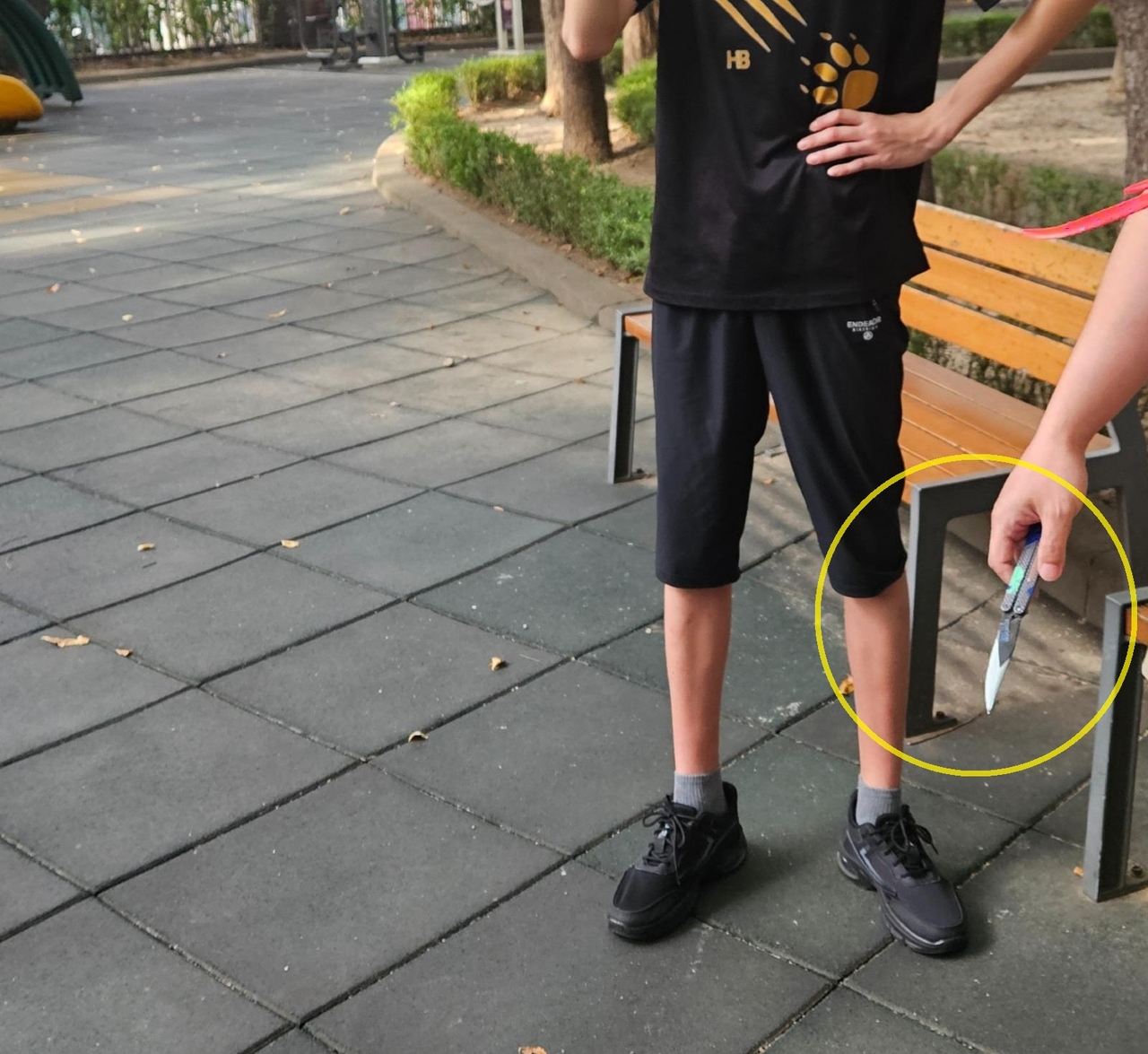 A씨가 초등학생들을 위협한 중학생에게 빼앗은 토토사이트 배너만들기 칼(노란색 원). [보배드림 갈무리]
