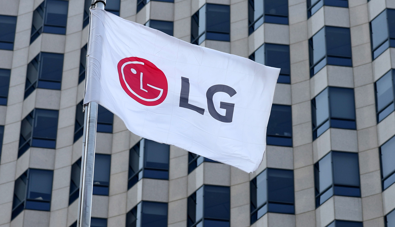 An LG logo flag hangs outside the company's headquarters in western Seoul. (Newsis)