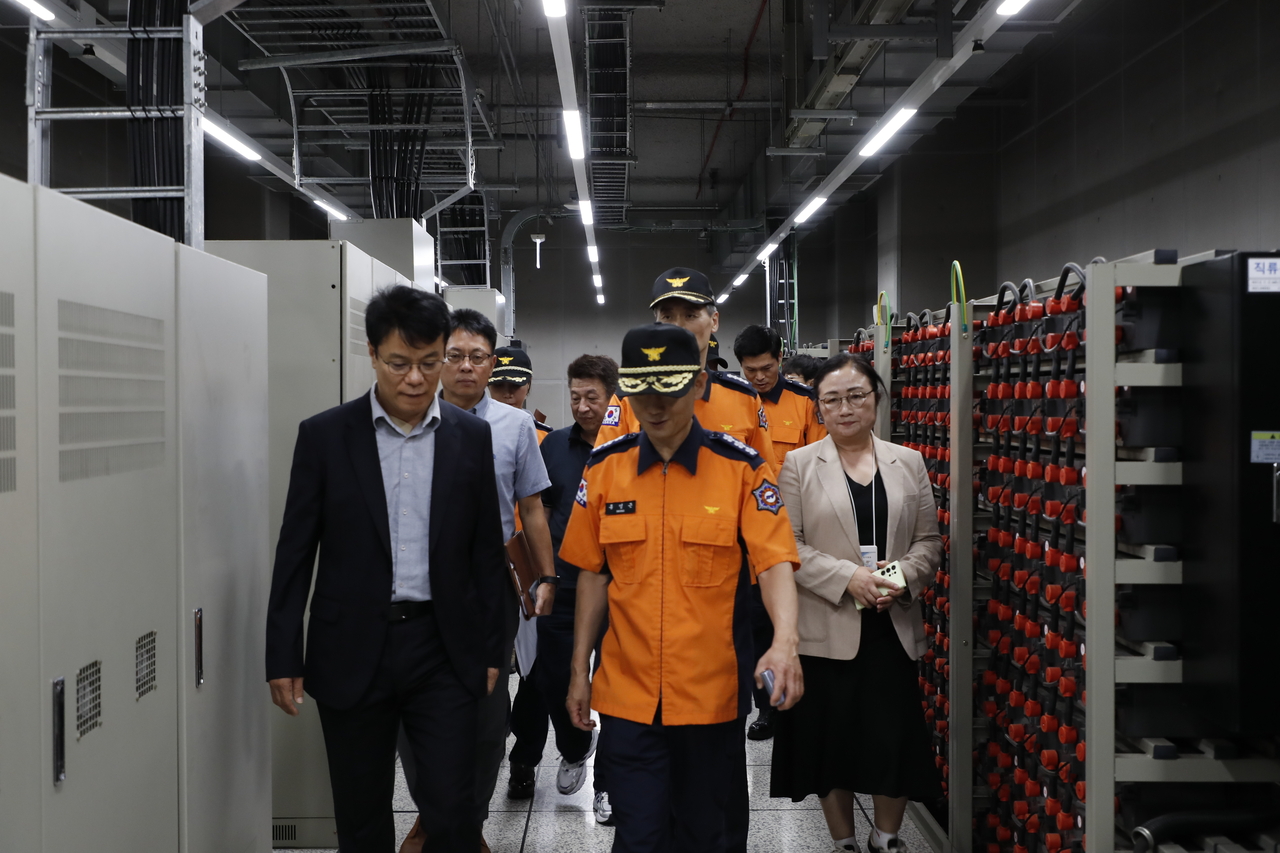 Hong Young-geun, chief of the Seoul Metropolitan Fire & Disaster Headquarters, inspects the uninterruptible power supply room at the Sangam Cloud Data Center in Mapo-gu, Seoul, Tuesday. (Yonhap)