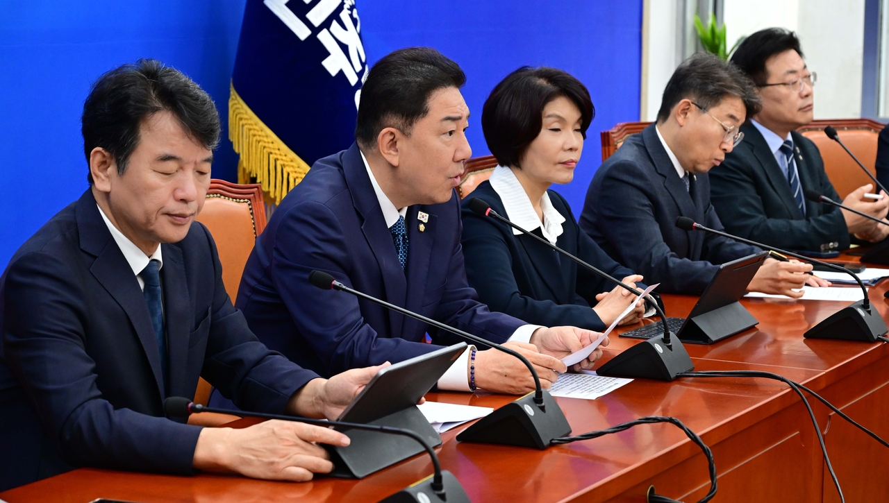 김병기 더불어토토사이트 w 원내대표가 30일 오전 서울 여의도 국회에서 열린 원내대책회의에 참석해 모두발언하고 있다. 이상섭 기자