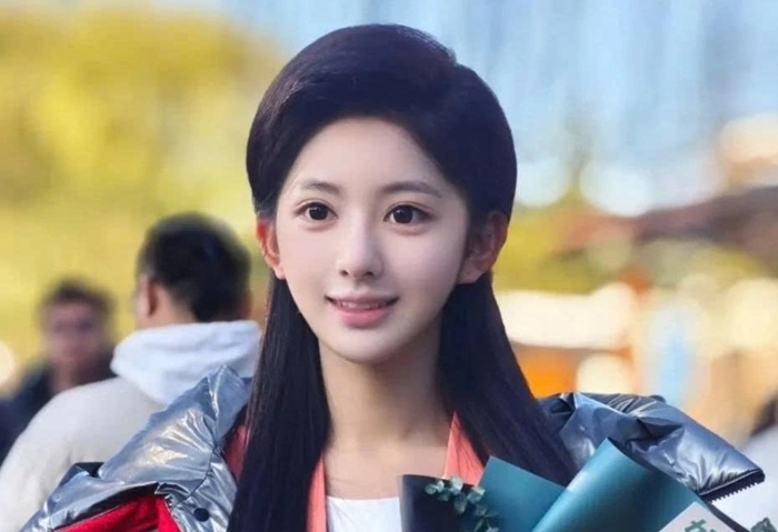 빼어난 미모의 중국 여학생이 화장을 하지 않았는데도 대학 입학토토사이트 자유게시판 중 무려 다섯차례나 감독관으로부터 메이크업을 지우라는 요구를 받았다고 주장했다. 이 여학생은 성형 의혹에 대해서도 성형을 한 적이 없다고 부인했다. [SNS]