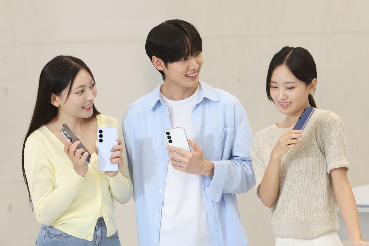 Models showcase the Galaxy S25 FE smart phones in Seoul, Sept. 18. (Samsung Electronics)