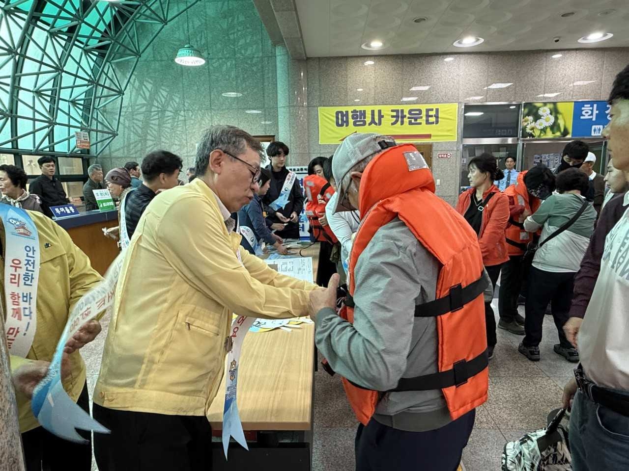 29일  포항지방해양수산청이 포항여객선터미널에서 포항-울릉 연안여객선 승객을 대상으로 한 해양안전 캠페인을 진행했다.[포항해수청 제공]