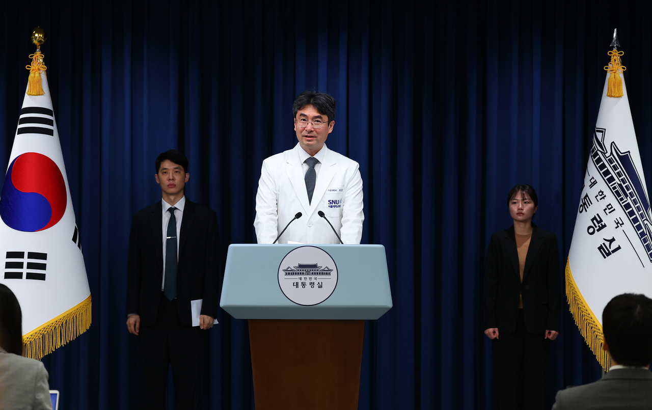 Park Sang-min, the physician to President Lee Jae Myung, explains about symptoms of first lady Kim Hea Kyung during a press briefing at the presidential office in Seoul on Tuesday. (Yonhap)