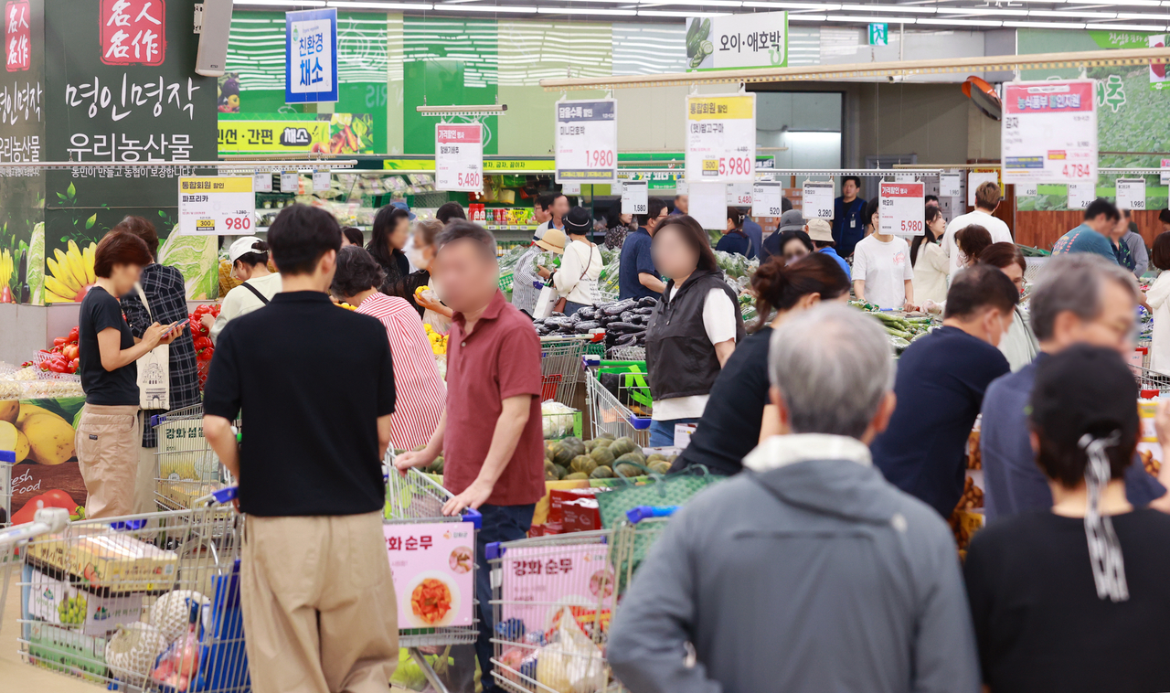 Customers shop at a major discount chain store in Seoul, in this Sept. 21, file photo. (Yonhap)