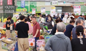 Industrial output remains flat, retail sales fall at sharpest rate in 18 months in Aug.