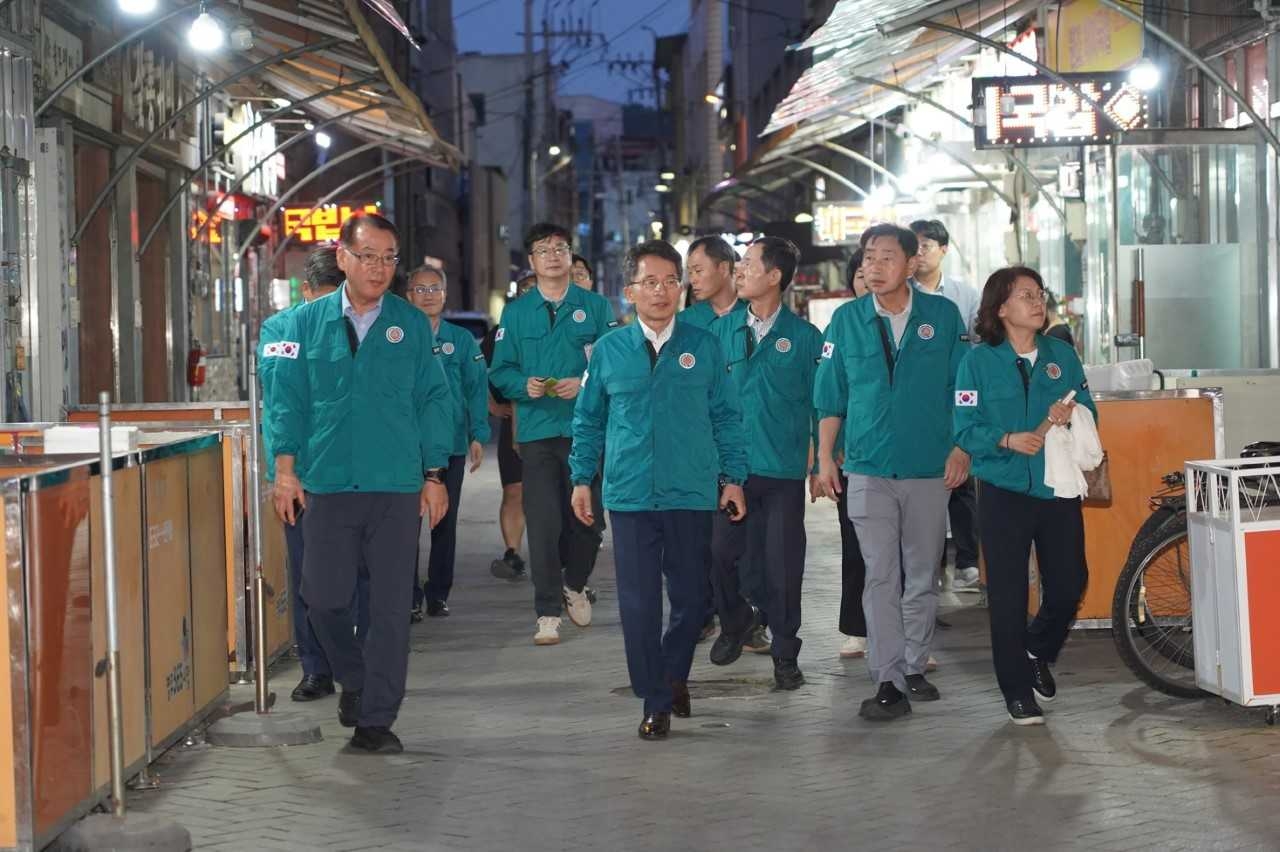 유정근 시장 권한대행 등 간부 공무원이 전통시장을 돌펴 민심을 파악하고 았다.[영주시 제공]
