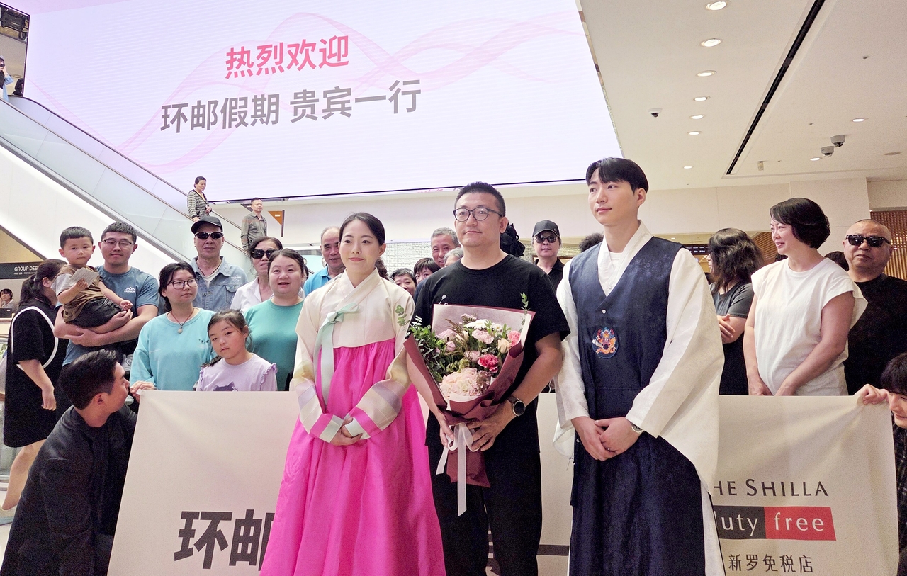 ‘무비자 입국 첫날’인 29일 신라면세점 서울점을 방문해 환대를 받고 있는 중국인 단체토토사이트 순수익들의 모습은 이전과는 다르게 확 젊어지고 세련된 분위기를 풍긴다.[신라면세점 제공]