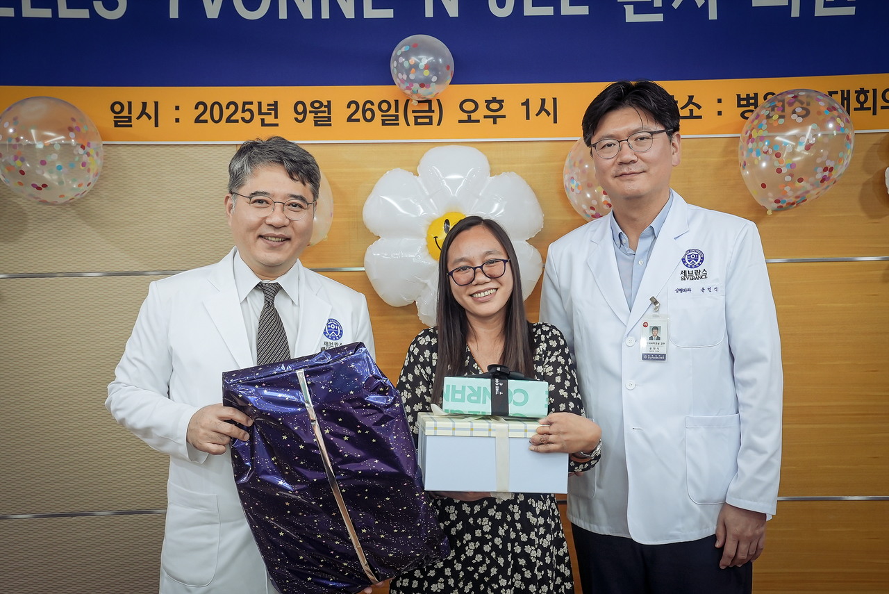(좌측부터) 토토사이트 fa병원 구성욱 병원장, 앙헬레스 이본 엔젤 씨, 성형외과 윤인식 교수.