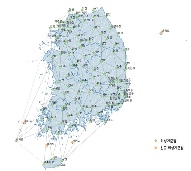 This photo shows the GNSS control points that are used for positioning services provided by the government. The green dots represent the points that have been installed, and the orange dots are for the ones that will be installed by the end of this year. (National Geographic Information Institute)