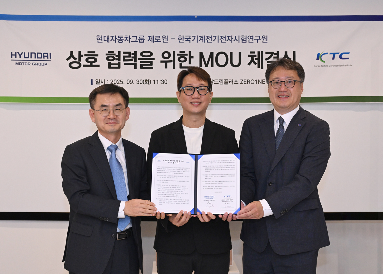 KTC 안성일 원장, 토토사이트 확인실 노규승 상무, KTC 윤일준 본부장이 ‘첨단산업 육성 및 지원 위한 업무협약(MOU)’ 체결식에서 기념 촬영을 하고 있다. [현대차그룹 제공]