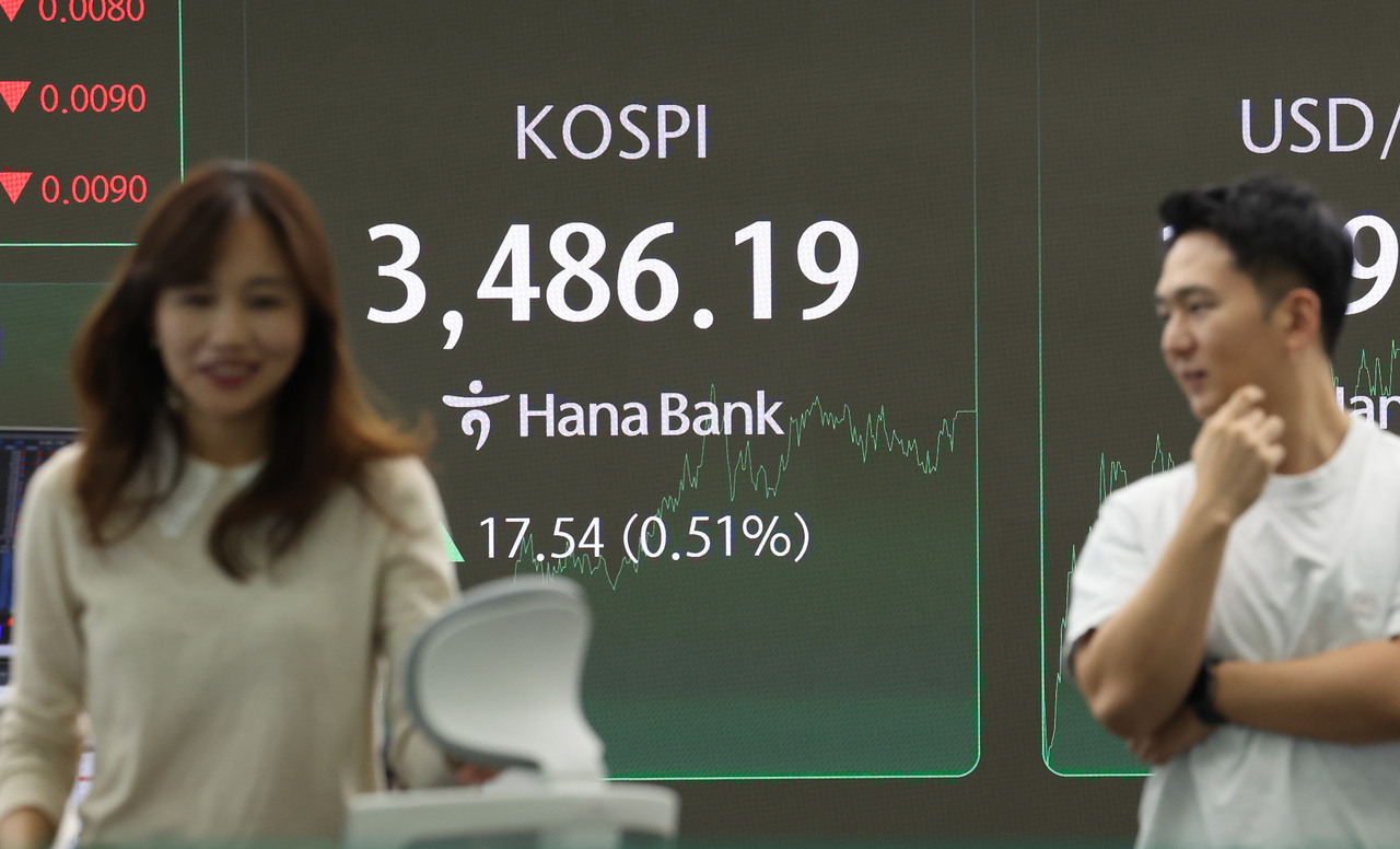 코스피가 3,480대에서 장을 마치며 역대 최고치를 새로 경신한 23일 서울 중구 하나은행 딜링룸 현황판에 코스피 지수가 표시돼있다. [연합]