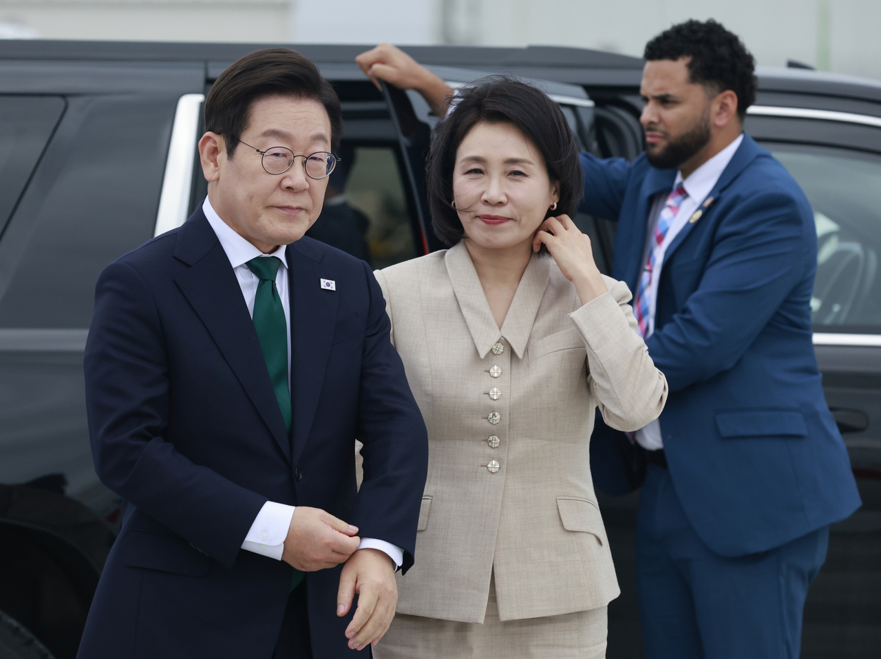 President Lee Jae Myung (left) and first lady Kim Hea Kyung (second from left) are seen at John F. Kennedy International Airport in New York on Thursday. (Yonhap)