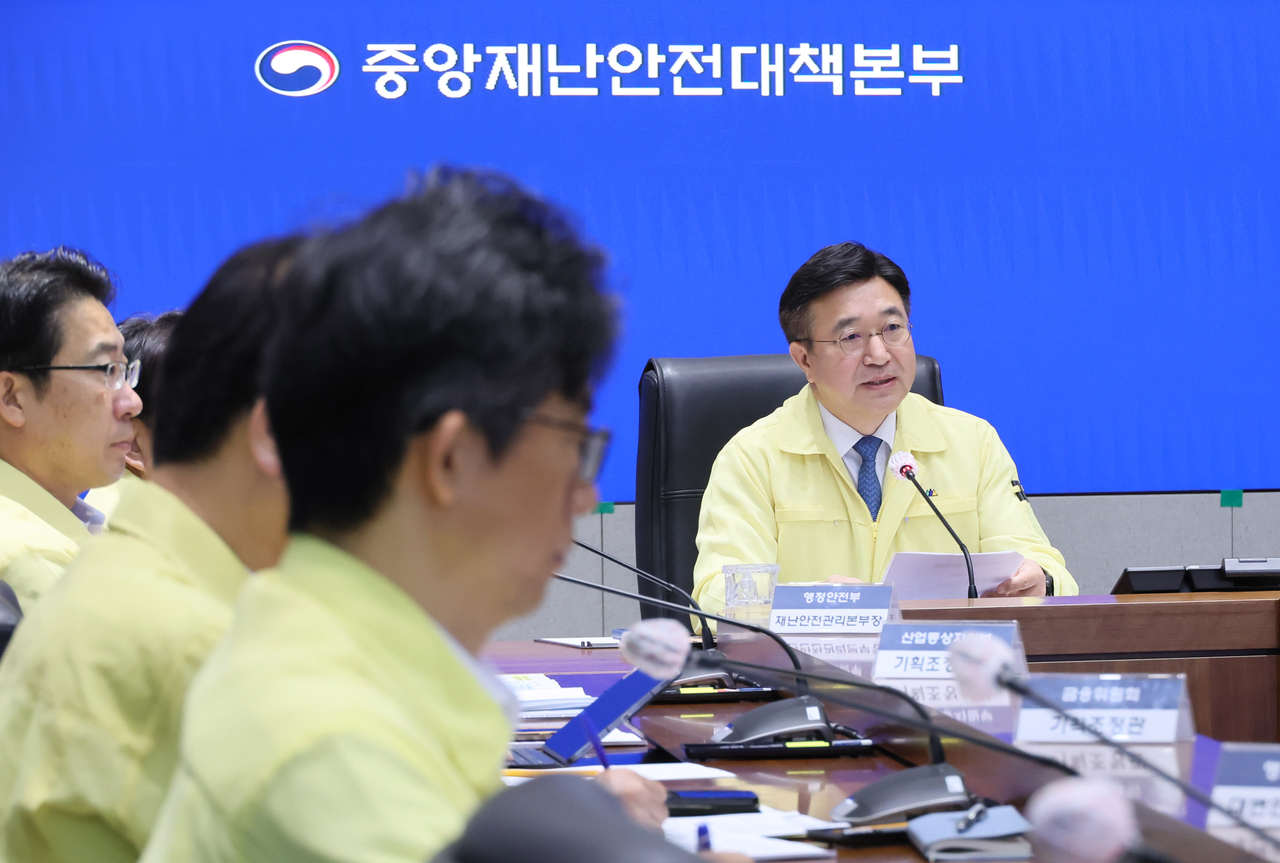 윤호중 행정안전부 장관이 30일 서울 종로구 정부서울청사에서 열린 국가정보자원관리원 행정정보 풀문 토토사이트 화재 관련 중앙재난안전대책본부 6차 회의에서 발언하고 있다.  [연합]
