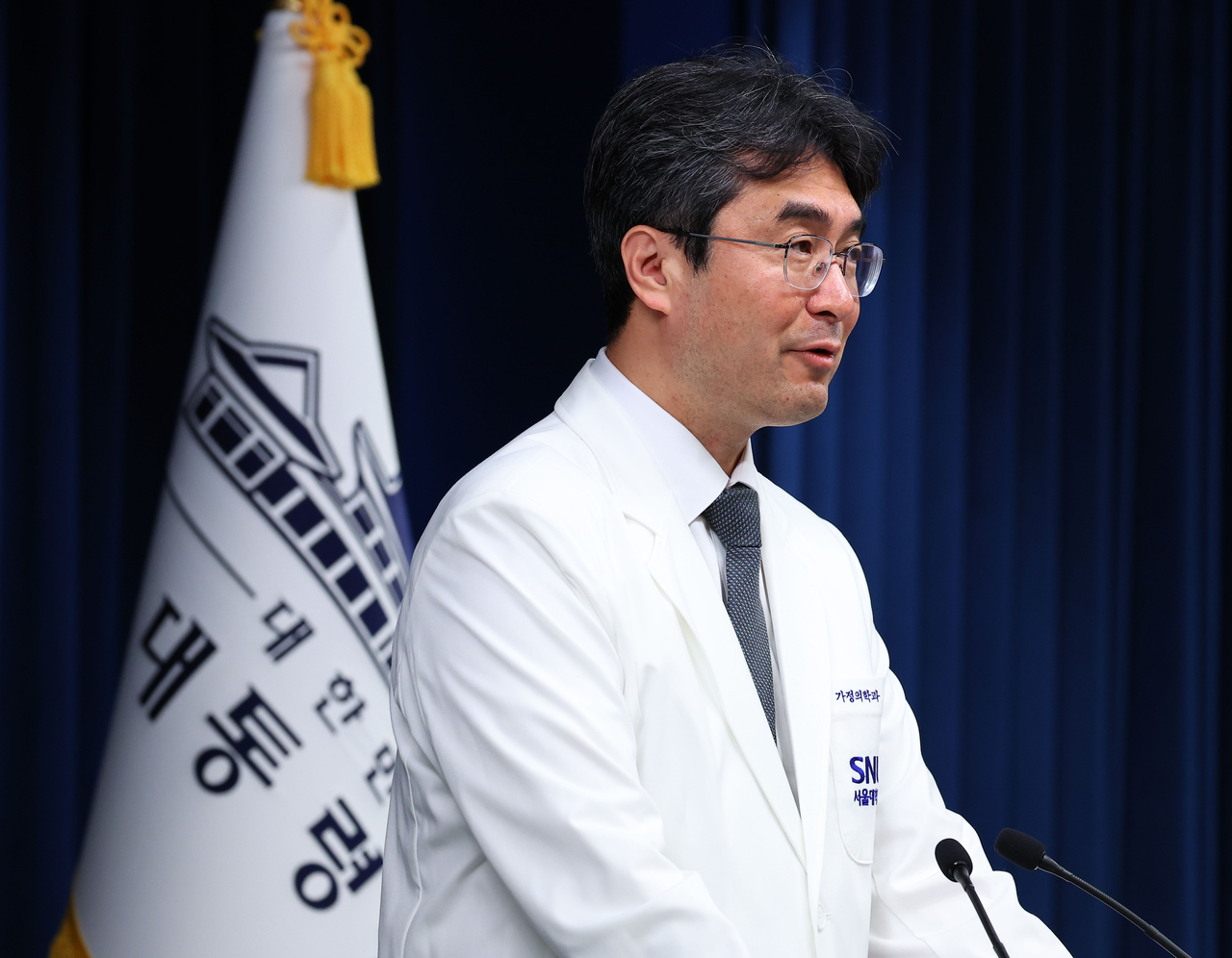 Park Sang-min, President Lee Jae Myung's chief physician, speaks to reporters at a briefing held at the presidential office in Seoul on Tuesday. (Yonhap)
