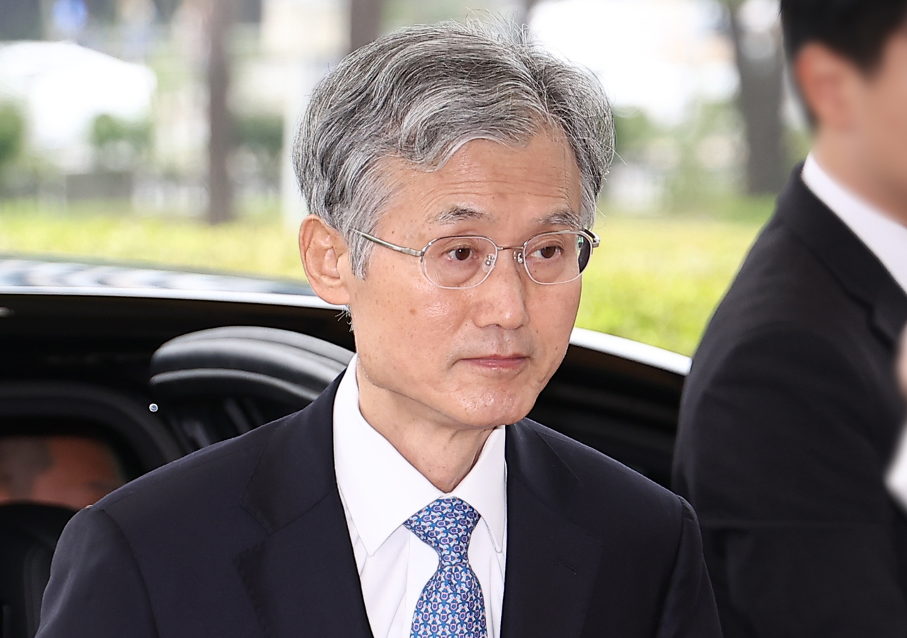 Supreme Court Chief Justice Jo Hee-de arrives at the Supreme Court in Seocho-gu, Seoul, Tuesday. (Yonhap)