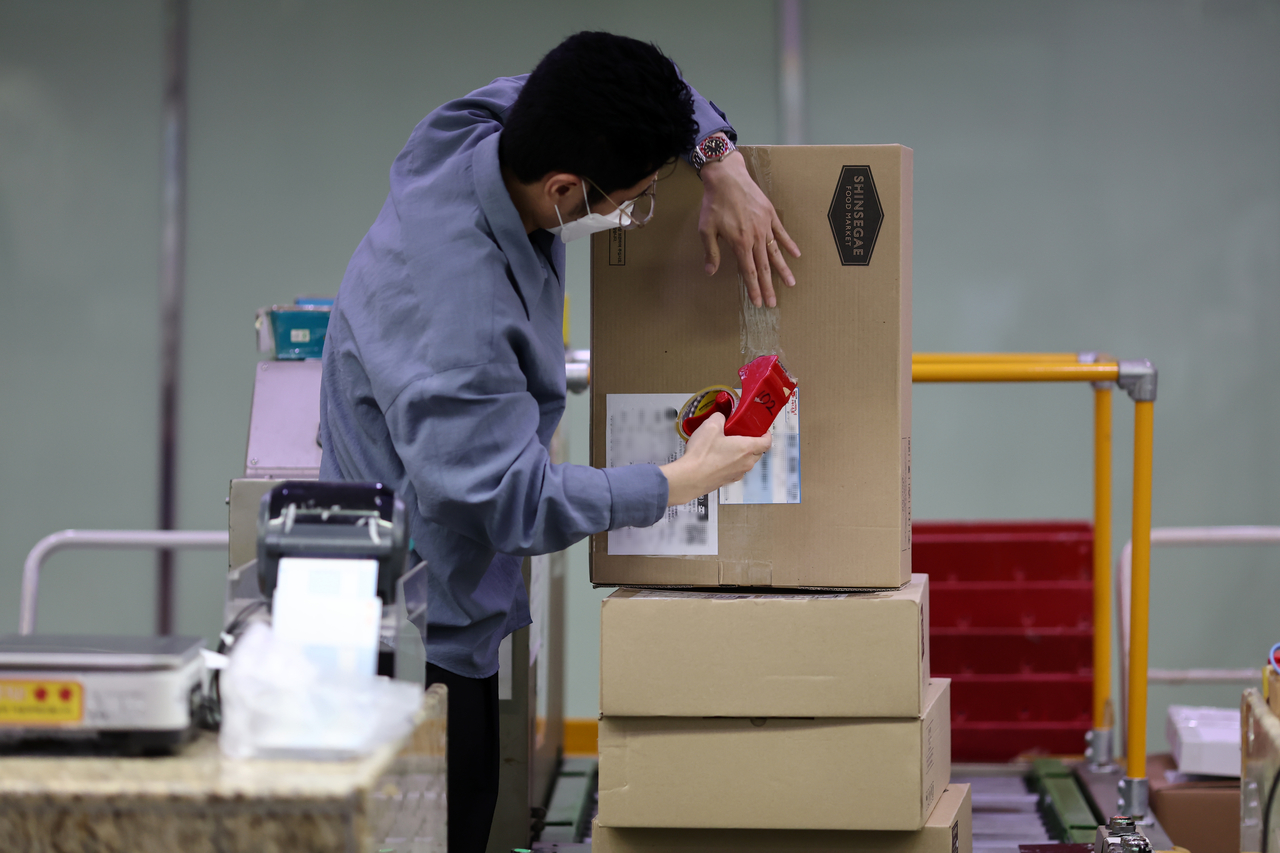 A worker at Seoul Central Post Office in Jung-gu, Seoul, handles fresh food items at the counter as acceptance of perishable goods resumes Tuesday. (Yonhap)