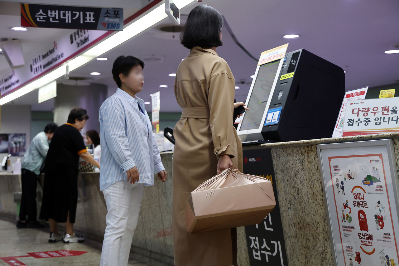 국가정보자원관리원 화재로 중단된 우편 서비스 중 우체국 창구 신선식품 접수가 재개된 30일 서울중앙우체국을 찾은 고객이 신선식품을 접수하기 위해 무인접수기 앞에 서 있다.  [연합]
