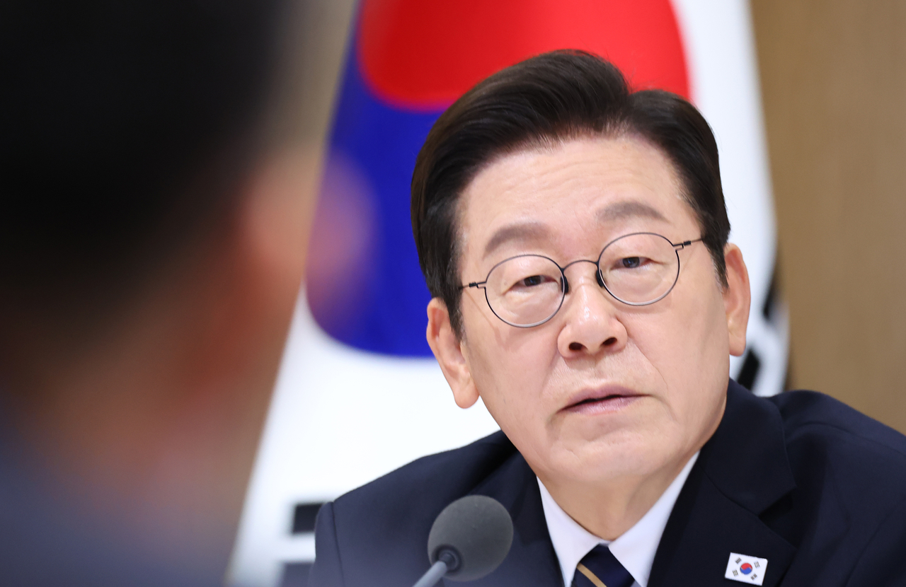 이재명 스포츠토토이 30일 용산 스포츠토토실에서 열린 제44회 국무회의에서 참석자 발언을 듣고 있다. [연합]