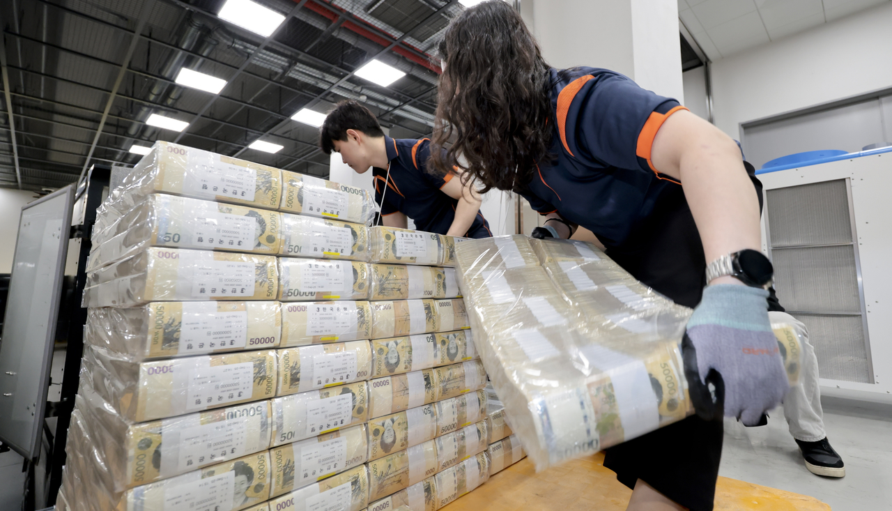 Bank of Korea employees handle banknotes issued ahead of the Chuseok holiday on Tuesday. (Yonhap)