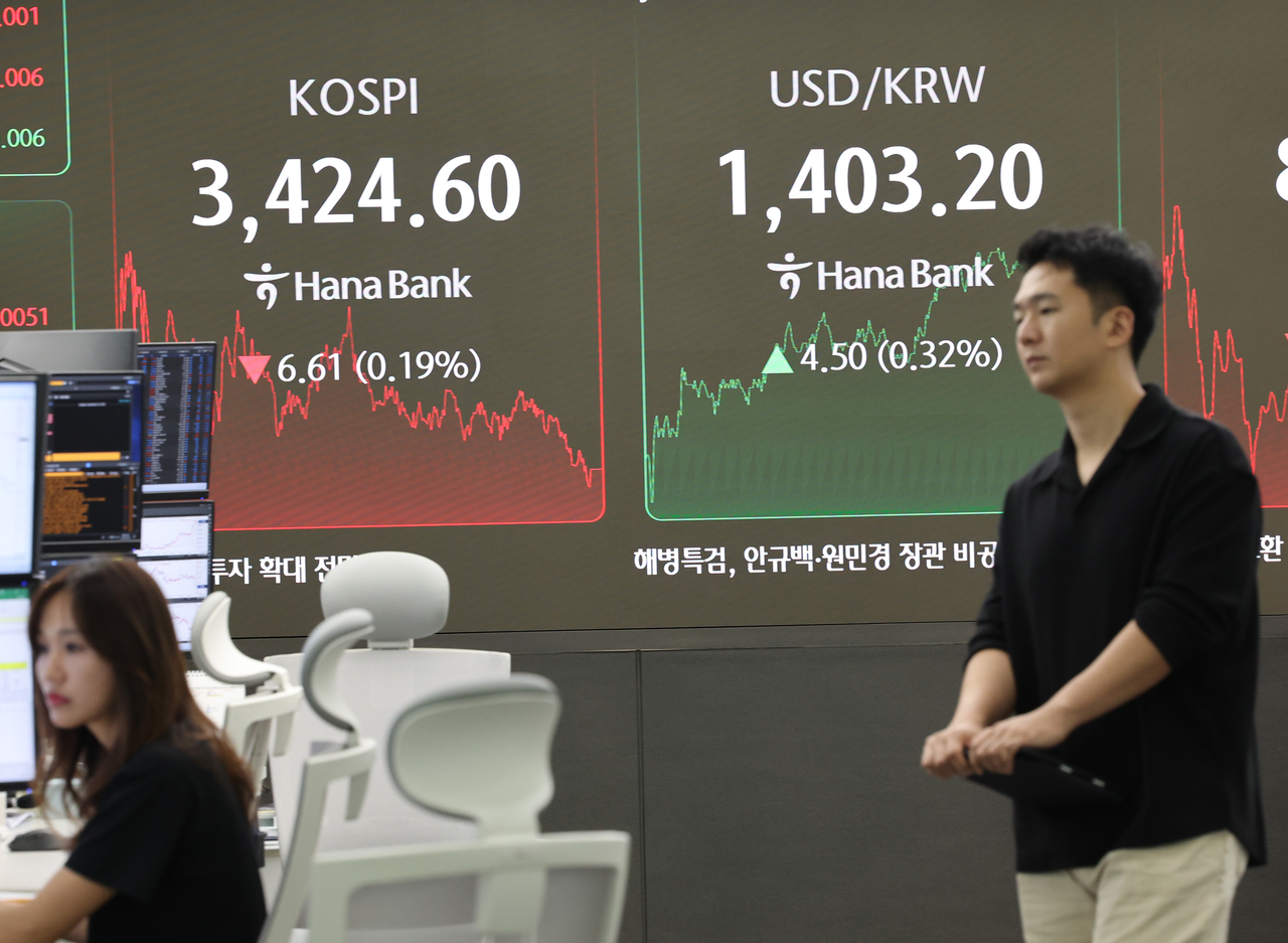30일 서울 중구 하나은행 딜링룸에서 한 딜러가 자리로 향하고 있다. 이날 토토사이트 아띠는 전장보다 6.61포인트(0.19%) 하락한 3,424.60,  원/달러 환율은 4.2원 오른 1402.9원에 거래를 마쳤다. [연합]