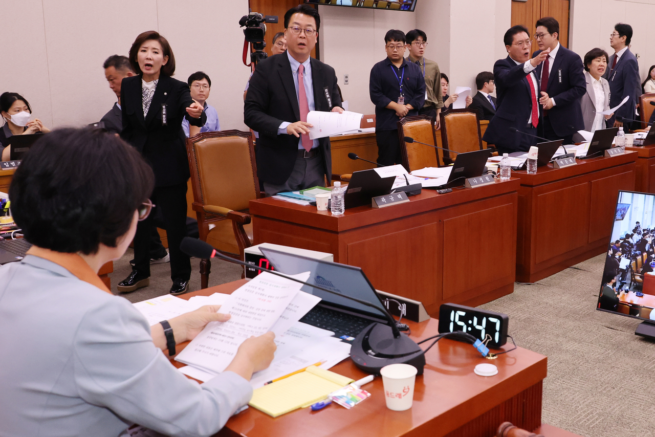 30일 국회 법제사법위원회 전체회의에서 더불어민주당 소속 추미애 위원장이 대법원에 대한 알파벳 토토검증 실시계획서 채택의 건을 의결하려 하자 이에 반대하는 나경원 의원 등 국민의힘 위원들이 항의하며 회의장을 나가고 있다. [연합]