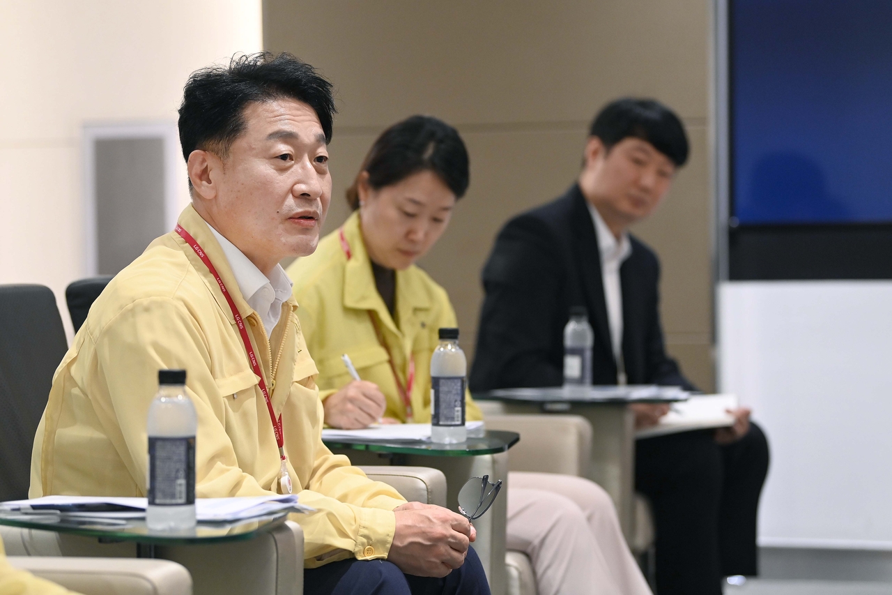 이호현 산업통상자원부 2토토사이트 프리미어토토이 30일 서울 마포구 LG CNS 상암IT센터에서 에너지저장장치(ESS·UPS) 안전성 긴급 현장 간담회를 주재하고 있다. [산업통상자원부 제공]