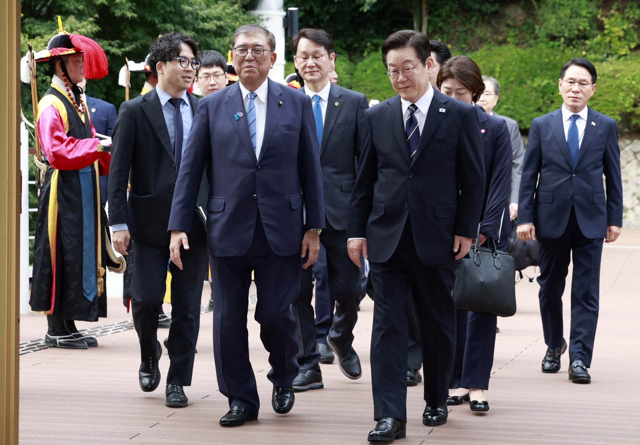 이재명 대통령과 이시바 시게루 일본 총리가 30일 한일 정상회담을 위해 부산 누리마루 APEC 하우스에 입장하고 있다. [연합]