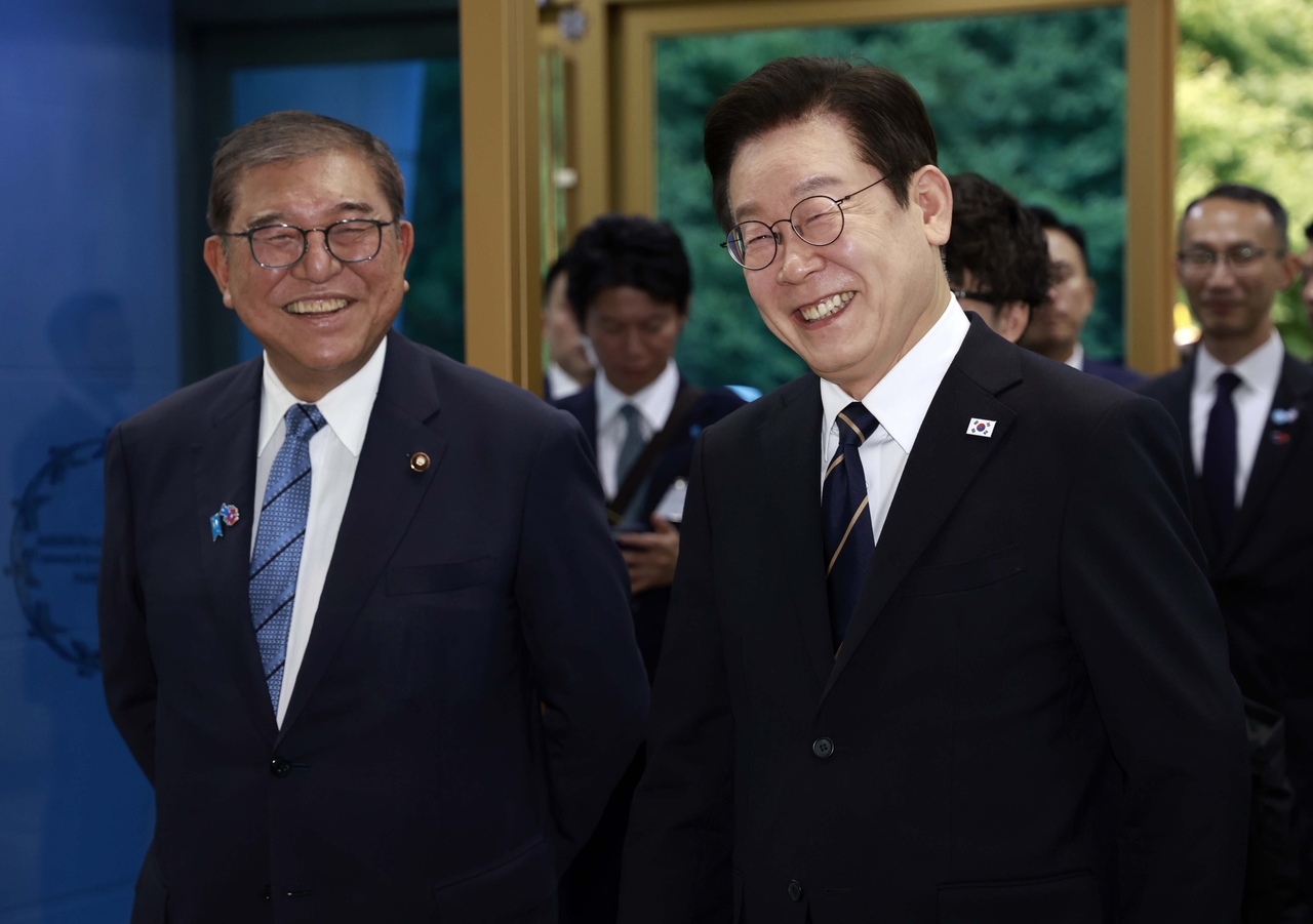 이재명 대통령과 이시바 시게루 일본 총리가 30일 한일 sprit 토토사이트회담을 위해 부산 누리마루 APEC 하우스에 입장하고 있다. [연합]