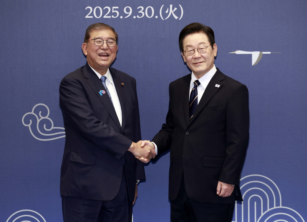 이재명 대통령과 이시바 시게루 일본 뮤직 토토사이트가 30일 부산 누리마루 APEC 하우스에서 정상회담에 앞서 악수하고 있다. [연합]