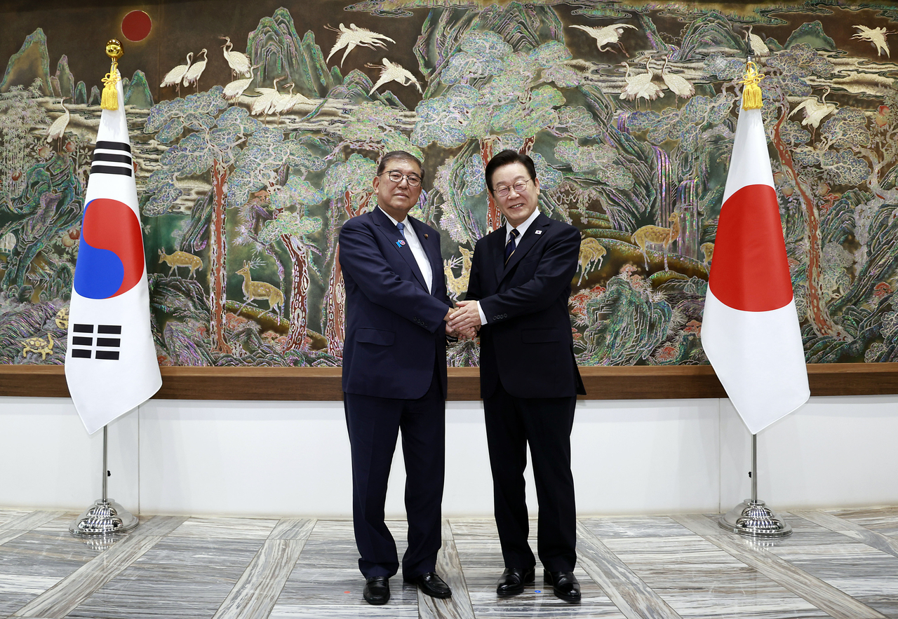이재명 대통령과 이시바 시게루 일본 총리가 30일 부산 누리마루 APEC 하우스 기념관에서 악수하고 있다. [연합]