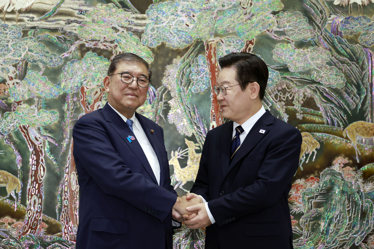 이재명 대통령과 이시바 시게루 일본 뮤직 토토사이트가 30일 부산 누리마루 APEC 하우스 기념관에서 악수하고 있다. [연합]