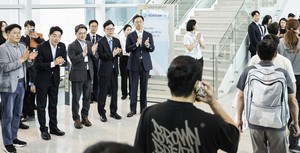 Lee's chief of staff greets workers released from US, vows to resolve visa issues 이재명 대통령 비서실장, 미국에서 석방된 근로자 맞이하며 비자 문제 해결 약속